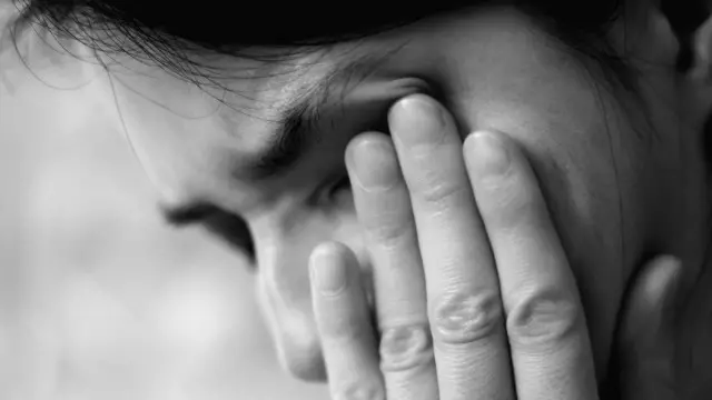 Una persona con expersión de angustia