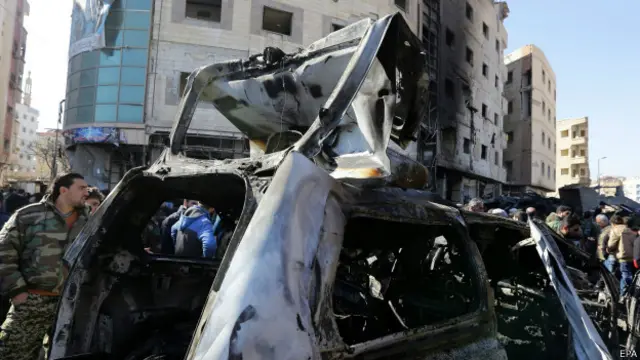 ٹی وی فوٹیج میں کئی عمارتوں کو جلتے اور گاڑیوں کو تباہ دیکھایا گیا ہے