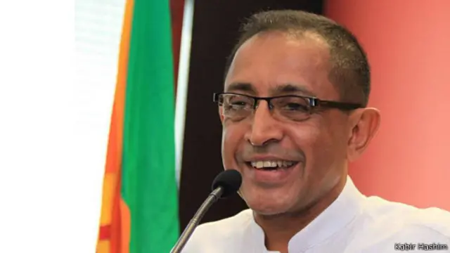 'අපේ පක්ෂය සමග එකතු වීමට කැමති පක්ෂ කීපයක් සමග සාකච්ඡා වට කීපයක් තිබ්බා.අපි ආරාධනා කළා එක්සත් ජාතික පක්ෂය සමග එක් වෙන්න කියලා'