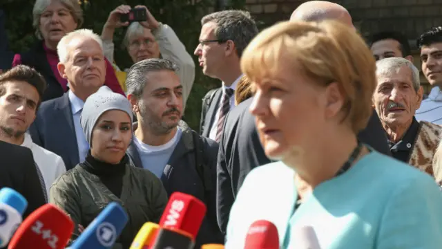 Ángela Merkel dando la bienvenida a los refugiados