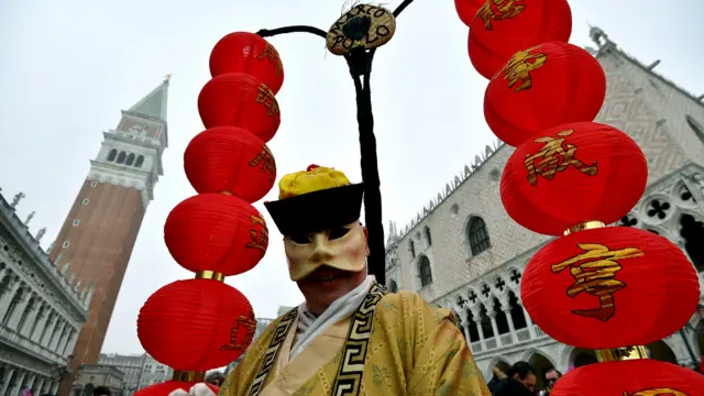 Peserta dengan topeng