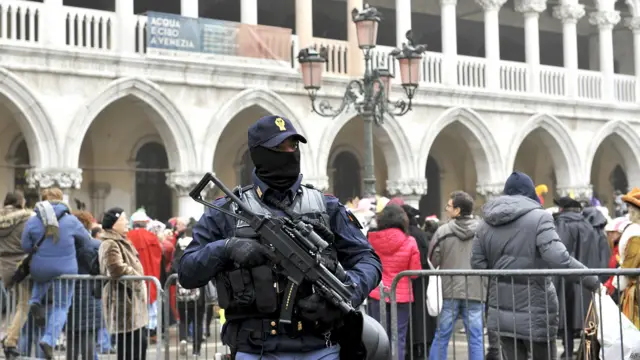 Polisi menjaga Festival Venesia