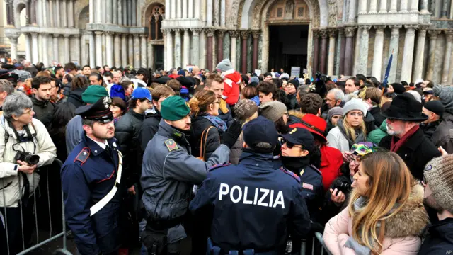 Polisi menjaga Festival Venesia