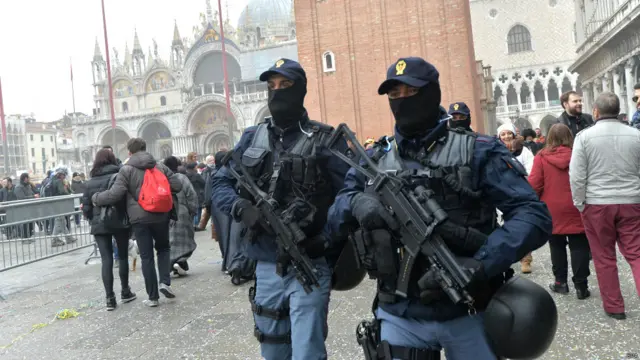 Polisi menjaga Festival Venesia