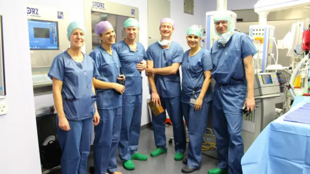 Médicos que operaron a las siamesas