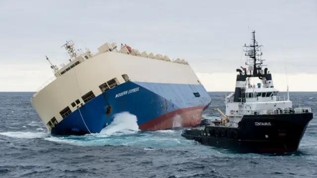 Upaya untuk menegakkan Modern Express belum berhasil sehingga kapal itu terancam menghantam daratan Prancis.