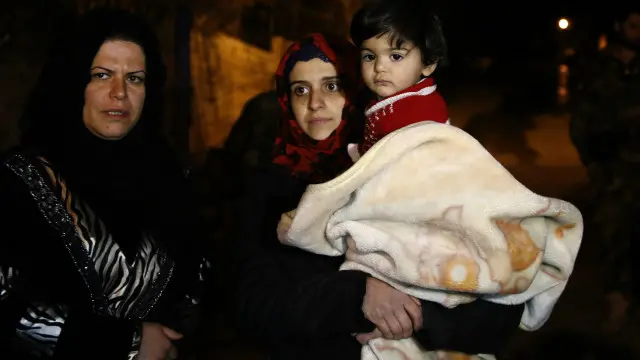 يعاني سكان مضايا من قسوة الحصار المفروض عليهم منذ فترة طويلة.