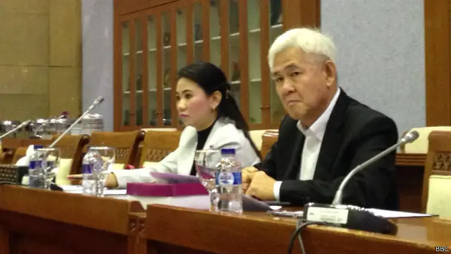 Risa Mariska (kiri), anggota DPR dari fraksi PDI Perjuangan, yang mewakili 45 orang pengusul revisi.