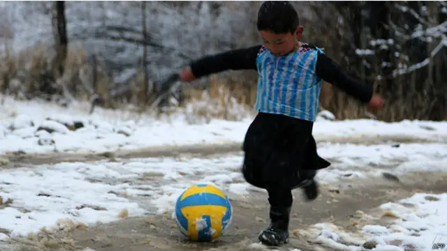 مرتضى احمدي يرتدي القميص الذي صنعه له شقيقه الاكبر