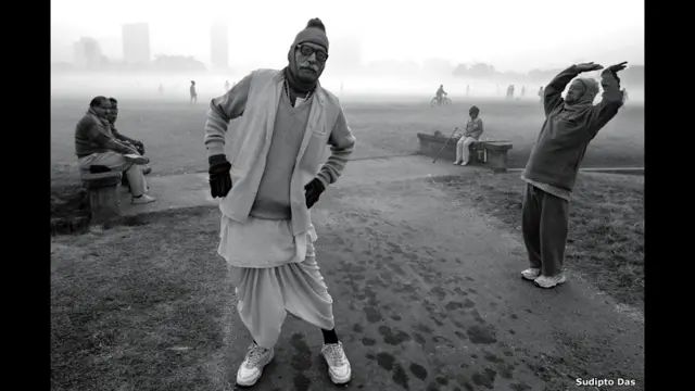 Məşq edən kişilər, şəhər parkı, Kəlküttə, Hindistan, Sudipto Das.