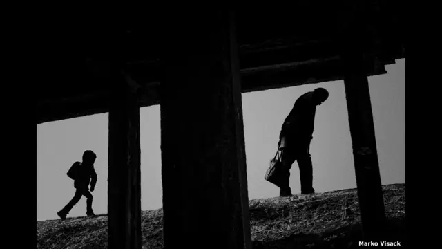 Oğlan uşağı və yaşlı kişi. Foto müəllifi Marko Visacki