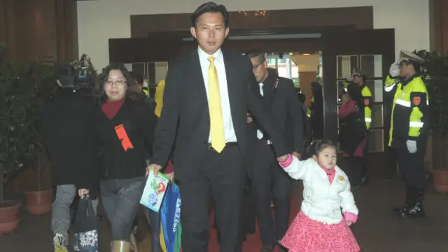 第9届立法院开议日，新科立委时代力量党主席黄国昌（前中）带着女儿一起走进立法院报到。