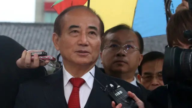 国民党籍立委王金平（前中）在新会期第一天报到。