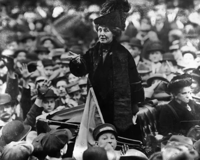 Emmeline Pankhurst在纽约街头被男士围堵嘲笑（1911年）