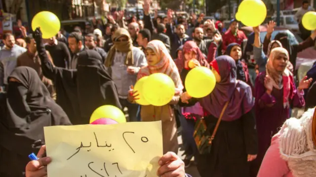 بيان صادر عن التحالف المؤيد لجماعة الإخوان المسلمين تحدث عن "مسيرات وفعاليات متعددة انطلقت من 275 مكانا شارك فيها أكثر من 300 ألف شخص" في أنحاء مصر بمناسبة ذكرى ثورة يناير