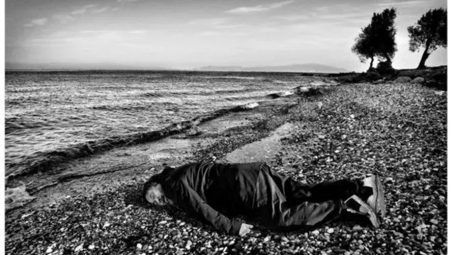 آي واى واى في نفس الوضع الذي كان عليه الطفل السوري الغريق آلن كردي