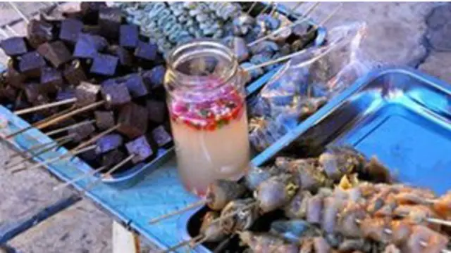 每天下午开始，菲律宾街头就摆出了三步一岗的小吃摊卖烧烤