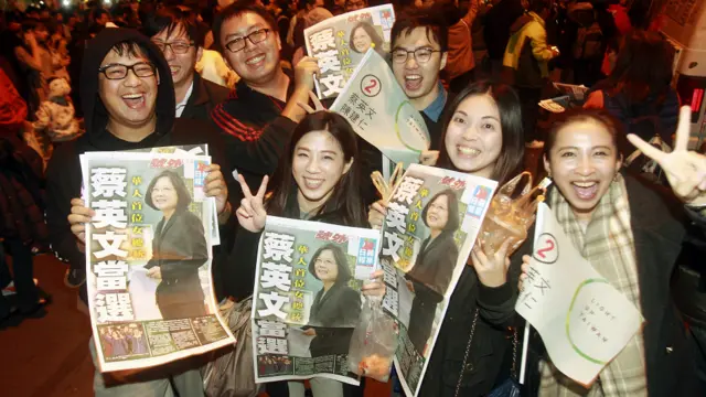 蔡英文支持者手持台湾《苹果日报》号外（16/1/2016）