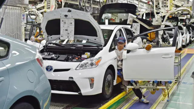 爱知县堤镇丰田装配车间内的普锐斯（资料图片）