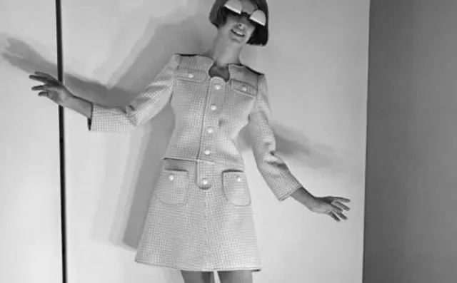 活希源典型厚重材质迷你裙