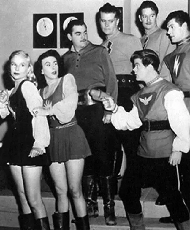 50年代荧幕上最短的迷你裙在影片《太空巡逻队》出现