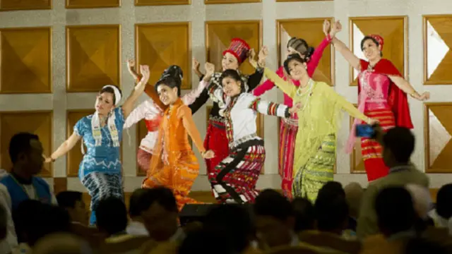 50 سال بعد میانمار میں منتخب ہونے والی آزاد پارلیمنٹ کے پہلے اجلاس کے موقعے پر روایتی لباس میں ملبوس فنکاروں نے رقص کیا