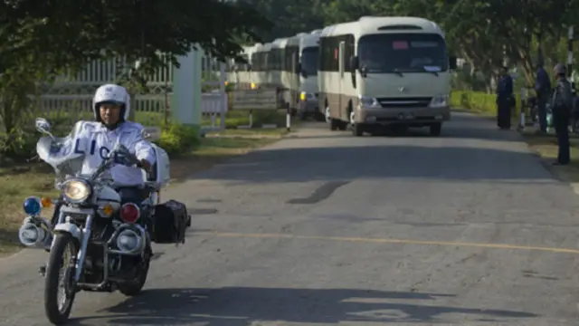 پولیس اہلکار میانمار کی سیاسی جماعت نیشنل لیگ فار ڈیموکریسی سے منتخب ہونے والے پارلیمنٹ کے ارکان کو دارالحکومت ’نیپیڈا‘ میں واقع پارلیمنٹ کی جانب حفاظت سے لے کر جاتے ہوئے