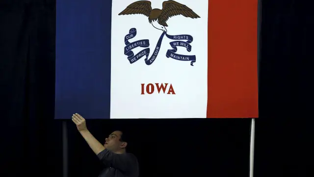 ایالت آیوا نخستین برگزارکننده انتخابات مقدماتی است و به همین علت هم پیروزی در آن اهمیت تبلیغاتی و روانی ویژه‌ای برای نامزدها دارد