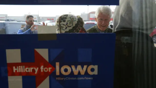 Cựu tổng thống Bill Clinton ghé thăm một văn phòng vận động tranh cử để ủng hộ vợ ông, bà Hillary Clinton