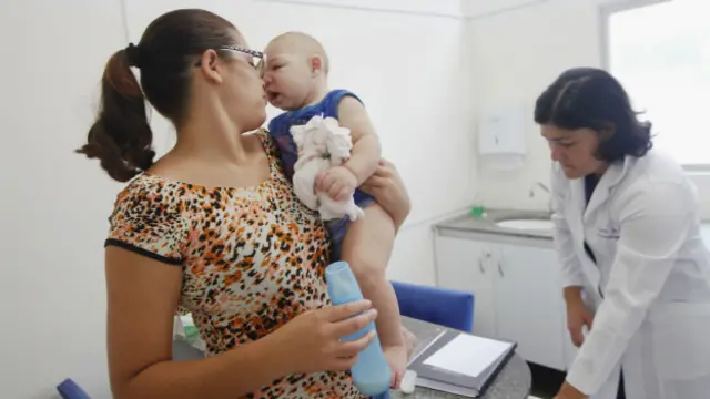 Женщина с ребенком у врача