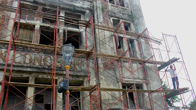 Sebuah bangunan cagar budaya, yang dibiarkan terlantar bertahun-tahun, kini mulai dilakukan pemugaran.