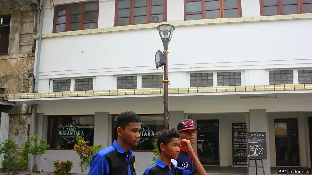 Dahulu gedung milik Rotterdam Llyod ini sempat tidak terawat sebelum direnovasi oleh JOTRC dan difungsikan menjadi kedai kopi.