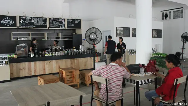 "Inilah yang saya impikan," kata Heri Setiadi, pemilik kedai kopi ini saat pertama kali melihat bangunan yang dulu milik perusahaan Rotterdam Llyod ini.