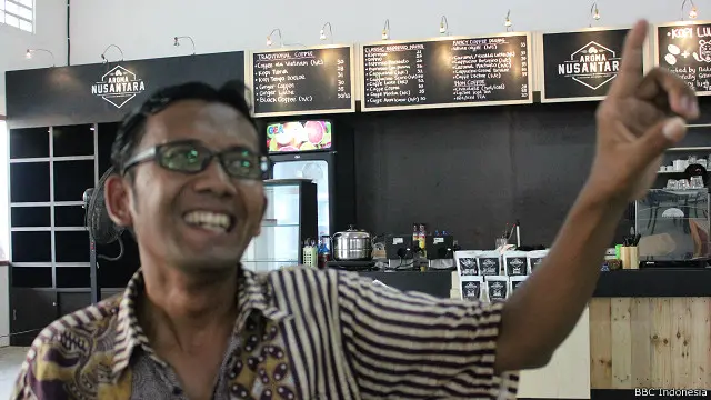 "Kebanyakan turis mengatakan 'itu kok gedung-gedung tidak terawat ya'. Mungkin mereka gembira ketika menemukan ada gedung yang sudah diperbaiki," kata Dwi Montero, pemandu wisata.