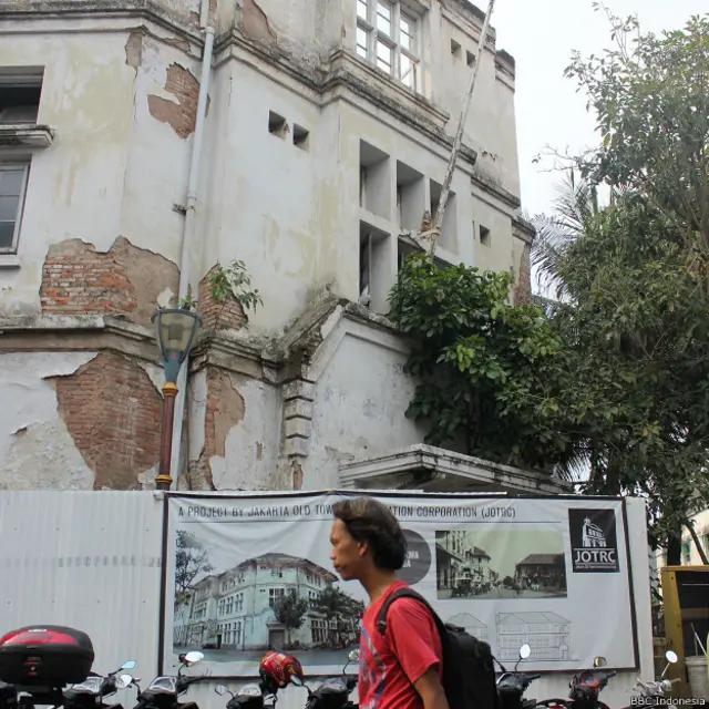 Gedung Dharma Niaga yang tengah direnovasi oleh JOTRC -- sebuah konsorsium swasta, didirikan sekitar tiga tahun lalu oleh beberapa orang yang merasa prihatin terhadap upaya pengembangan kawasan kota tua Jakarta yang dikesankan 'berjalan di tempat'.