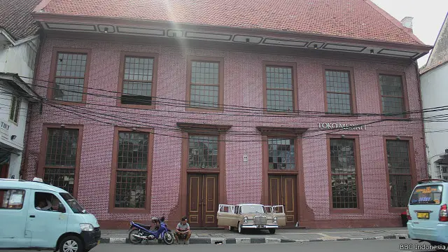 Toko Merah di kawasan kota tua Jakarta, yang telah direnovasi, kini telah difungsikan menjadi gedung yang bernilai ekonomi.