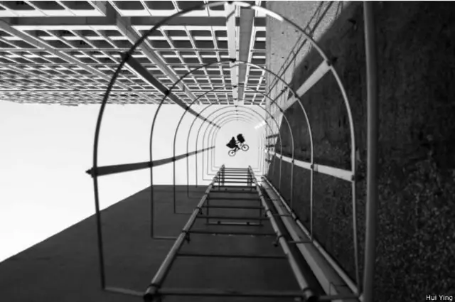 Lainnya, Hui Ying, menyindir satir dengan mengatakan bahwa gambar makhluk luar angkasa yang terbang di atas gedung ini diambil dengan penuh keberuntungan.