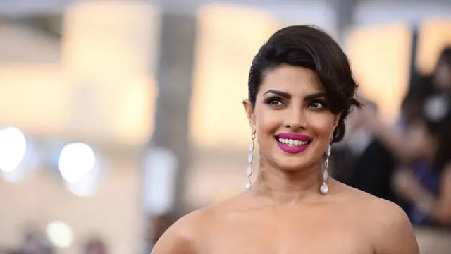 موقعے کی مناسبت سے اب پرینکا کو لباس کی تلاش ہے