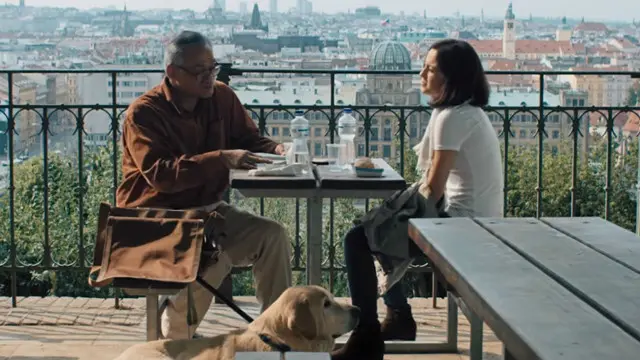 Situasi membuat Jaya (Tio Pakusadewo) dan Laras (Julie Estelle) terus bersama selama beberapa hari.