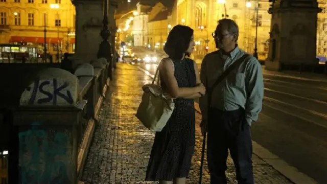 Film Surat dari Praha mempertemukan Laras (Julie Estelle) dan Jaya (Tio Pakusadewo).