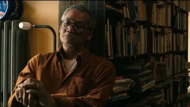 Jaya (Tio Pakusadewo) adalah eksil 65 setelah sebagai mahasiswa dalam ikatan dinas menolak mengakui Orde Baru.