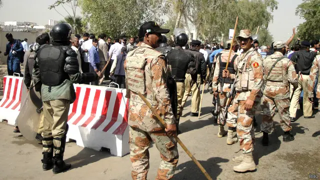  ڈنڈوں سے لیس رینجرز نے مظاہرین کو آگے نہ بڑھنے کی تنبیہ کی تاہم مظاہرین حصار توڑ کر آگے بڑھ گئے