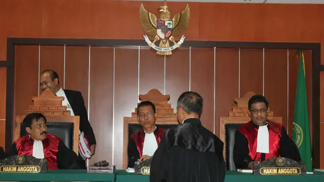 Sidang digelar di Pengadilan Negeri Jakarta Barat dan dipimpin Hakim Achmad Fauzi.
