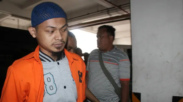 Koswara membantu mengurus tiket bagi masyarakat yang ingin bergabung dengan ISIS di Suriah.