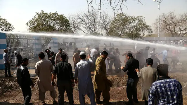 ملازمین کو منتشر کرنے کےلیے پولیس اور رینجرز نے واٹر کینن بھی استعمال کئیں۔