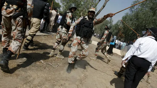 وفاقی وزیر اطلاعات پرویز رشید نے ایک رات قبل ہڑتال کرنے والے ملازمین کے بارے میں کہا تھا کہ انھیں نوکریوں سے نکال دیا جائے گا۔