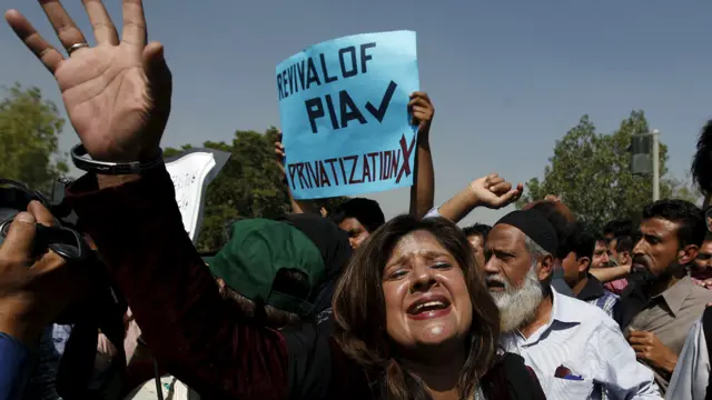 اس مظاہرے میں پی آئی اے کی خواتین ملازمین نے بھی بڑی تعداد میں شرکت کی۔