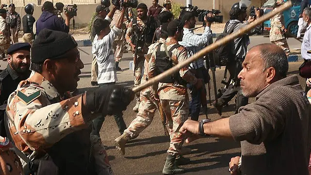 पाकिस्तान में पीआईए के हड़ताली कर्मचारियों पर बल प्रयोग की कड़ी आलोचना हुई