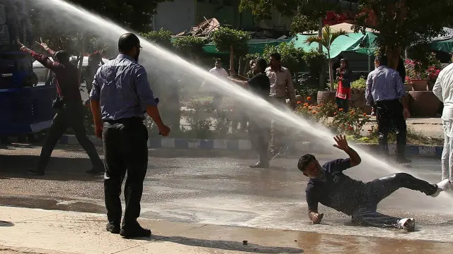 حکومت نے پی آئی اے میں لازمی سروس ایکٹ نافذ کر رکھا ہے اور وزیراعظم نواز شریف نے کہا تھا کہ ہڑتال پر جانے والے ملازمین کے ساتھ سختی سے نمٹا جائے گا