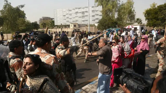 لاٹھی چارج کی زد میں بہت سی خواتین بھی آئیں۔